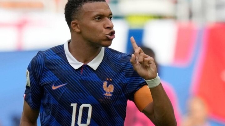 Kylian Mbappé fait l'histoire avec un triplé historique de soulier d'or, mais les trophées majeurs lui échappent